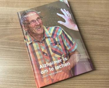 Cliëntenraadslid Wilma van de Laar schreef boek ’Alzheimer is om te lachen’ over haar man die aan dementie leed