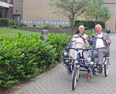 Stichting Vrienden van Hof van Bluyssen schenkt duofiets